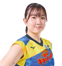 黄色と青の福岡ギラソールのユニフォームを着た背番号13の高橋薫選手。両手を腰に添えて立っている。