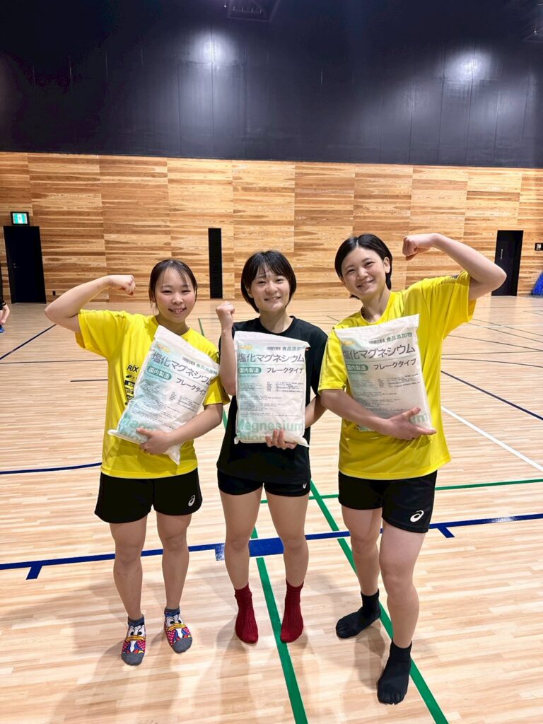笑顔でNICHIGA 塩化マグネシウムを受け取る選手たち。(左から土谷 真未選手、池田結月選手、高橋薫選手)これからの連戦、これでしっかりケアしていきます!